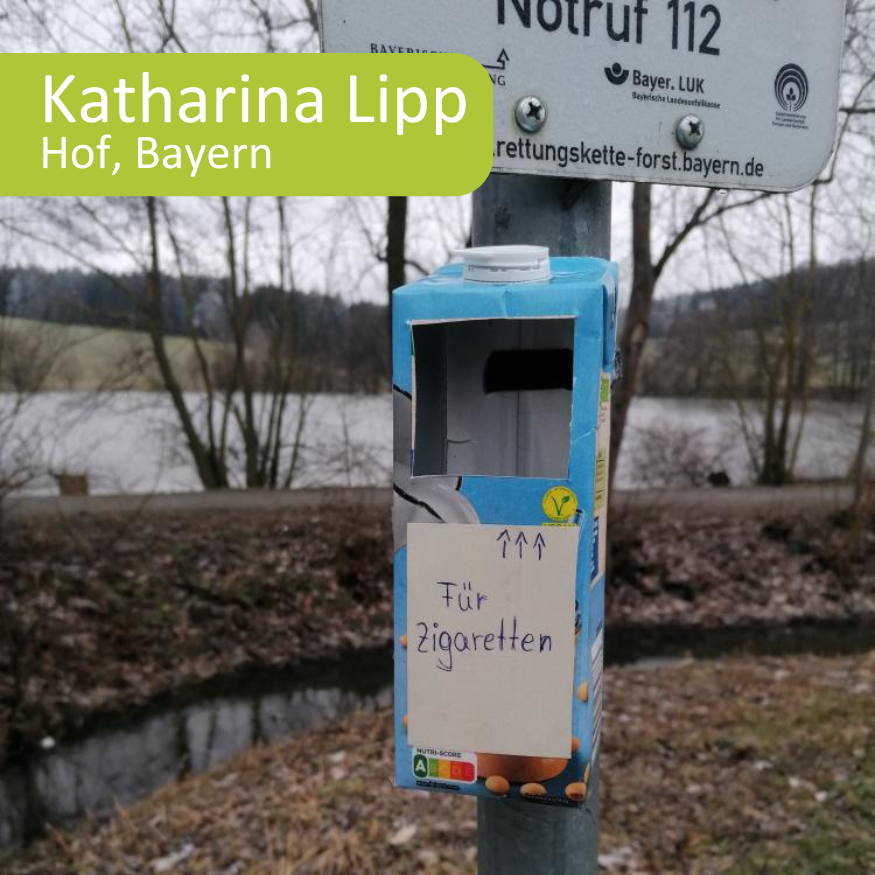 Unsere Umweltheldin Katherina Lipp aus Hof in Bayern hatte die tolle Idee, Tetra-Paks in Zigaretten-Mülleimer umzubauen, die sie an Laternen und Schilder bindet.