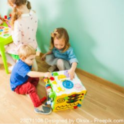 Kinder spielen mit Kunststoffspielzeug im Kindergarten.