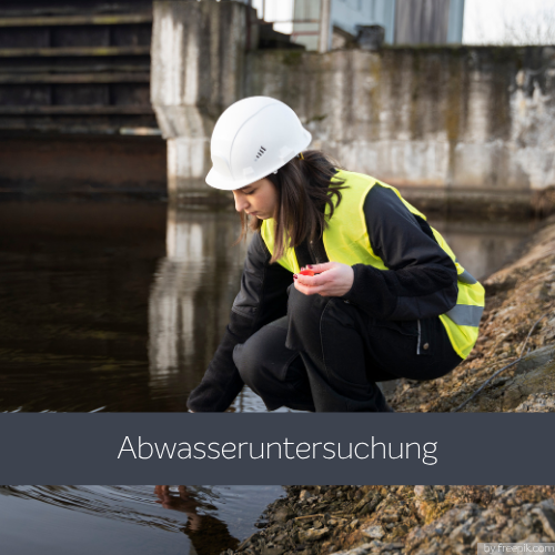 Abwasserprobenehmerin nimmt eine Wasserprobe.