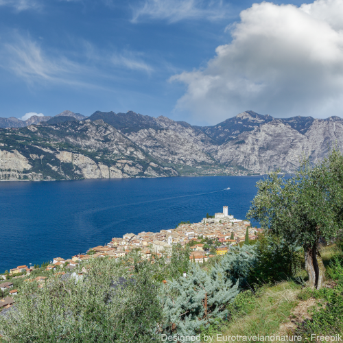 Gardasee mit Bergen im Hintergrund