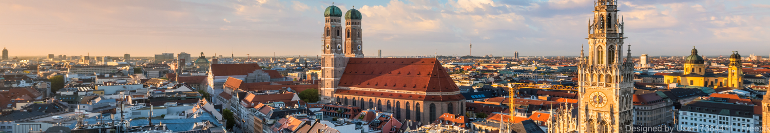 Weitwinkelaufnahme über die Stadt München mit Rathaus und Frauenkirche