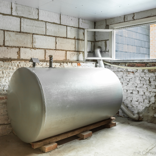 Man sieht den Tank einer Ölheizung in einem alten Keller stehen.