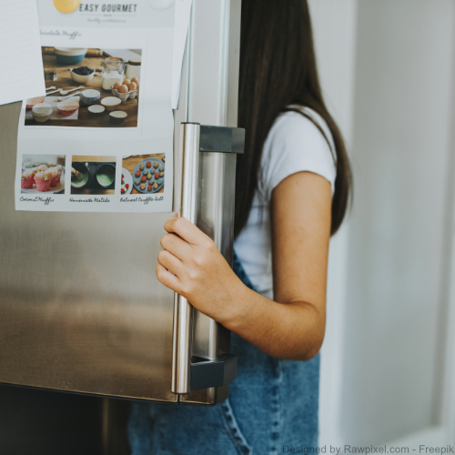 Eine Frau steht vor dem geöffneten Kühlschrank