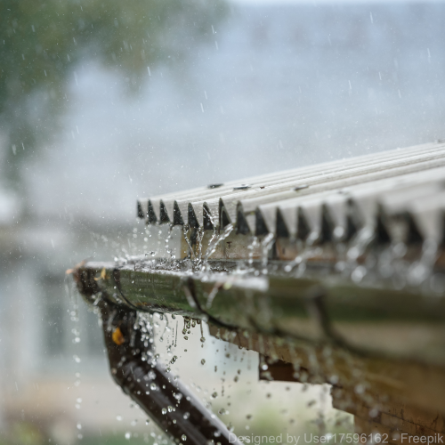 Eine Dachrinne bei strömendem Regen