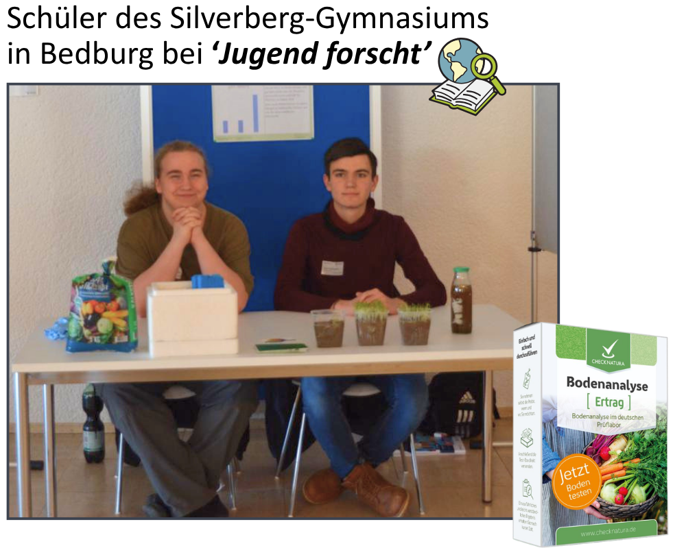 Zwei Schüler sitzen an einem Tisch und präsentieren beim Wettbewerb „Jugend forscht“ ein naturwissenschaftliches Projekt mit Bodenproben, Pflanzen und Versuchsmaterialien. Rechts unten ist eine Produktverpackung für eine Bodenanalyse eingeblendet.