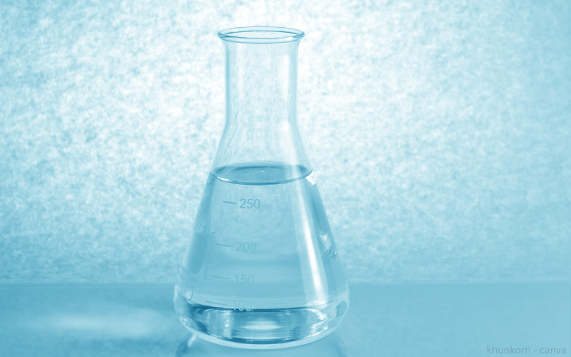 Laborgefäß mit Wasser gefüllt