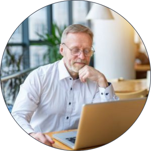 Leichtverständliches Ergebnis Ein älterer Herr sieht sich am Laptop sein Aanalyse-Ergebnis an.