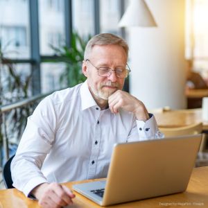 Ein älterer Herr sieht sich am Laptop sein Luftanalyse-Ergebnis an.